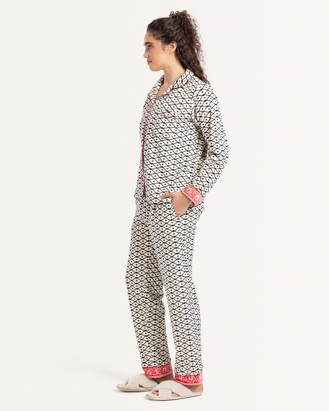 بيجاما كلاسيك بزراير قطيفه