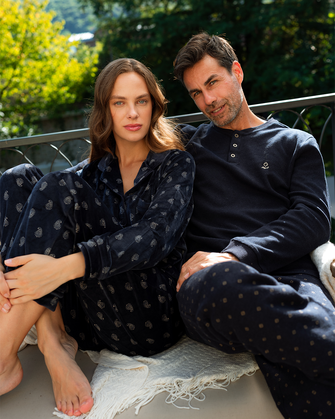 بيجاما كلاسيك بزراير قطيفه