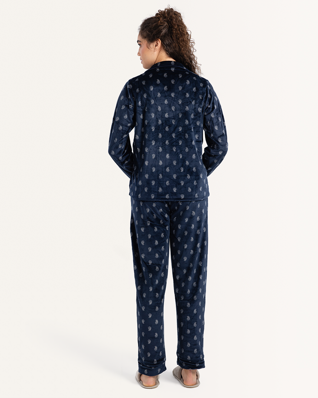 بيجاما كلاسيك بزراير قطيفه