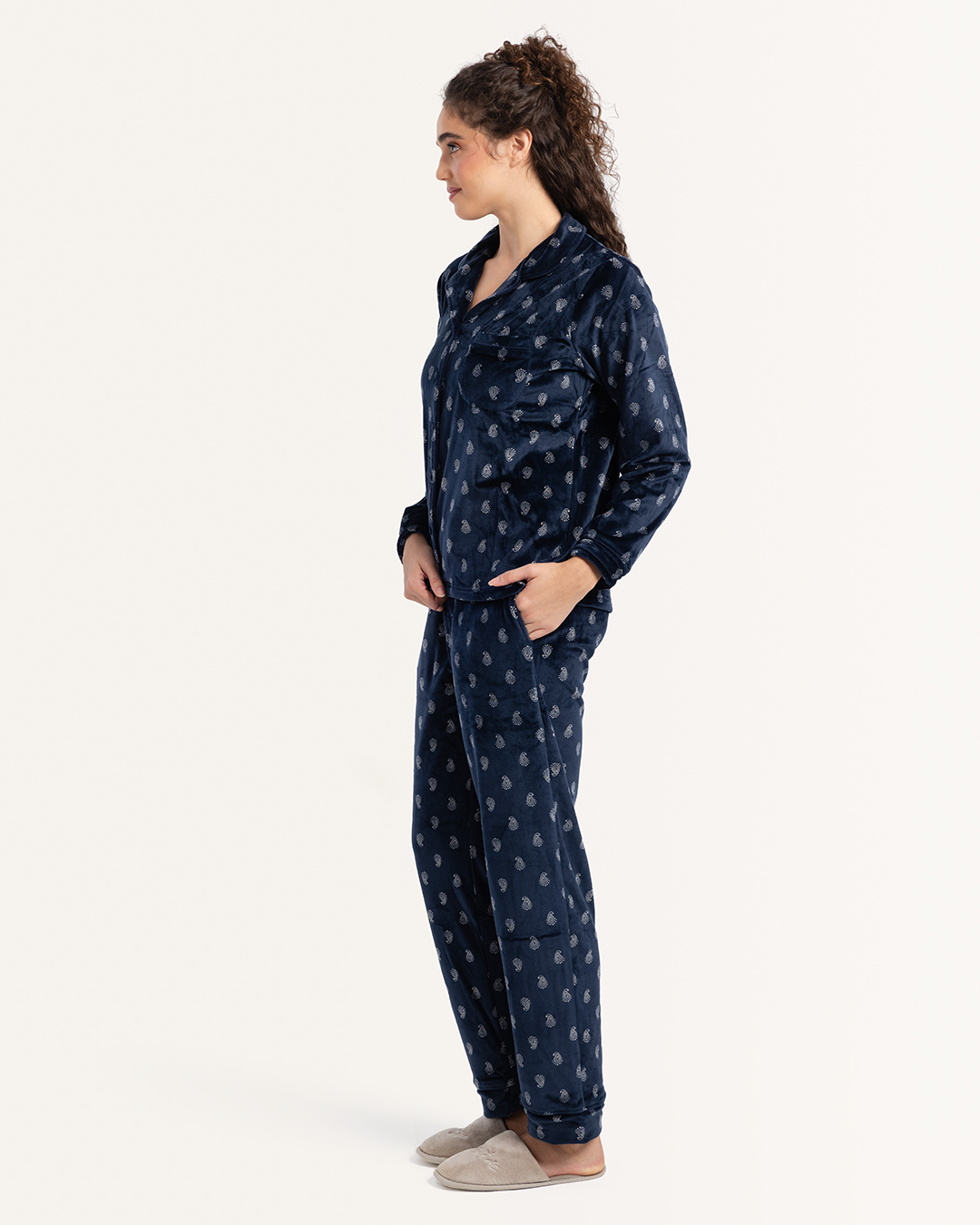 بيجاما كلاسيك بزراير قطيفه