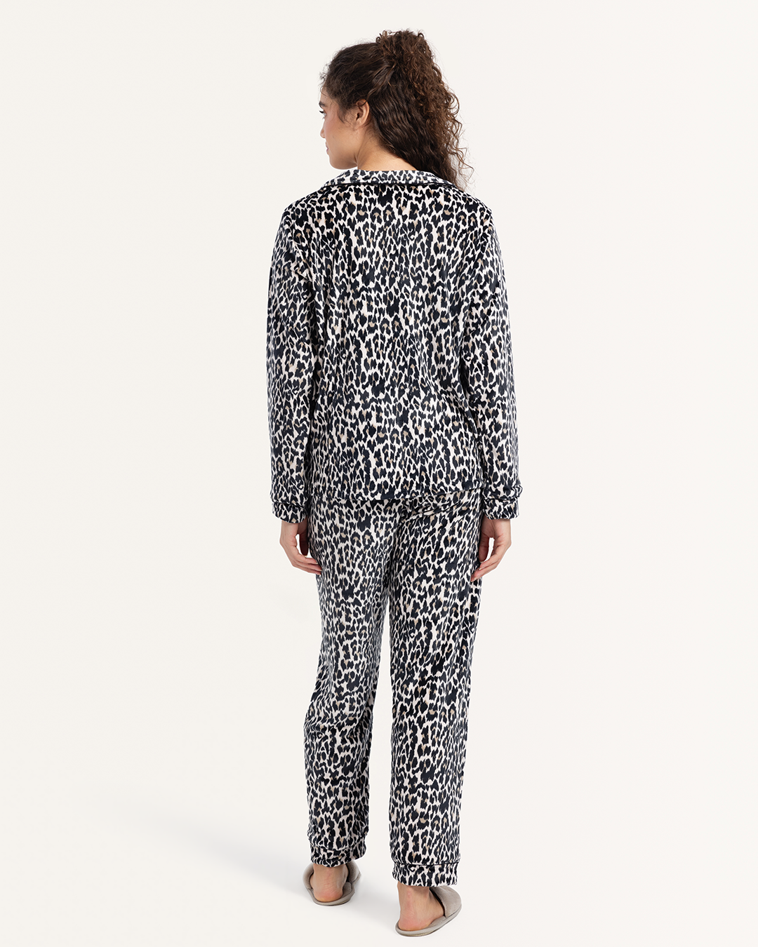 بيجاما كلاسيك قطيفه بزاير