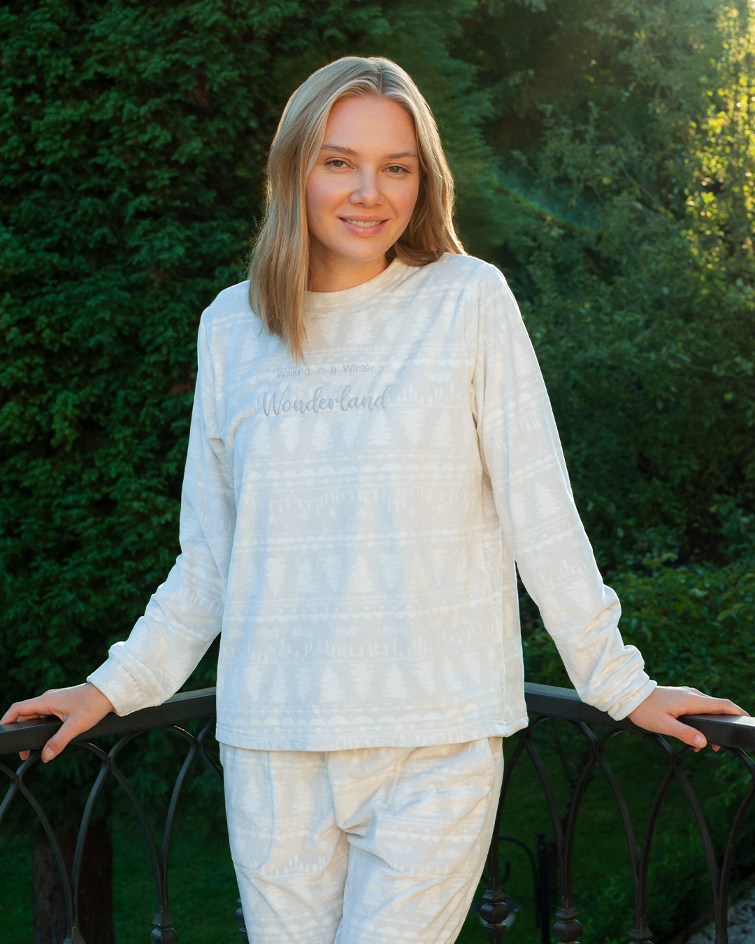 بيجاما قطيفه ارض الاحلام