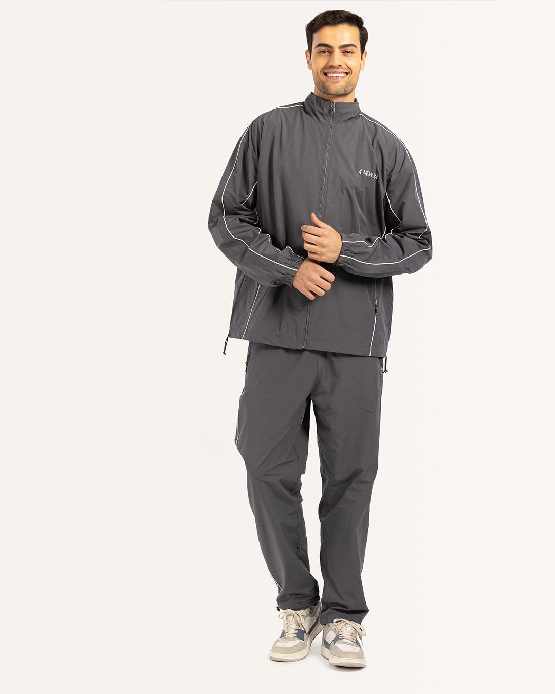 طقم رياضى مع بنطلون قصه مستقيمه