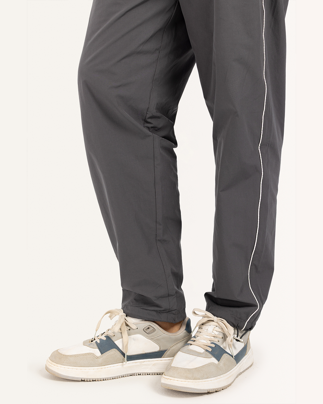 طقم رياضى مع بنطلون قصه مستقيمه