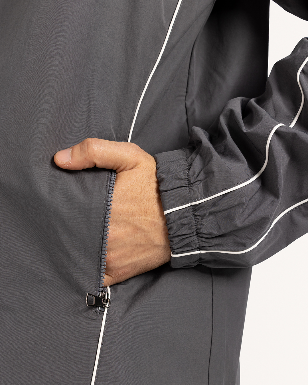 طقم رياضى مع بنطلون قصه مستقيمه