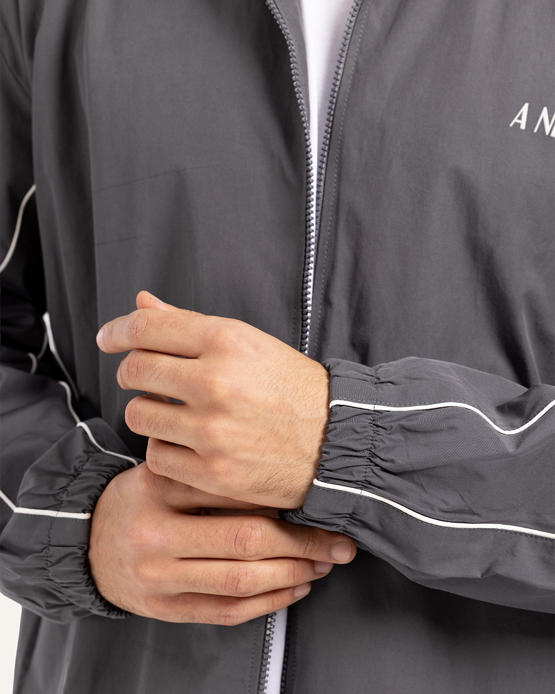 طقم رياضى مع بنطلون قصه مستقيمه