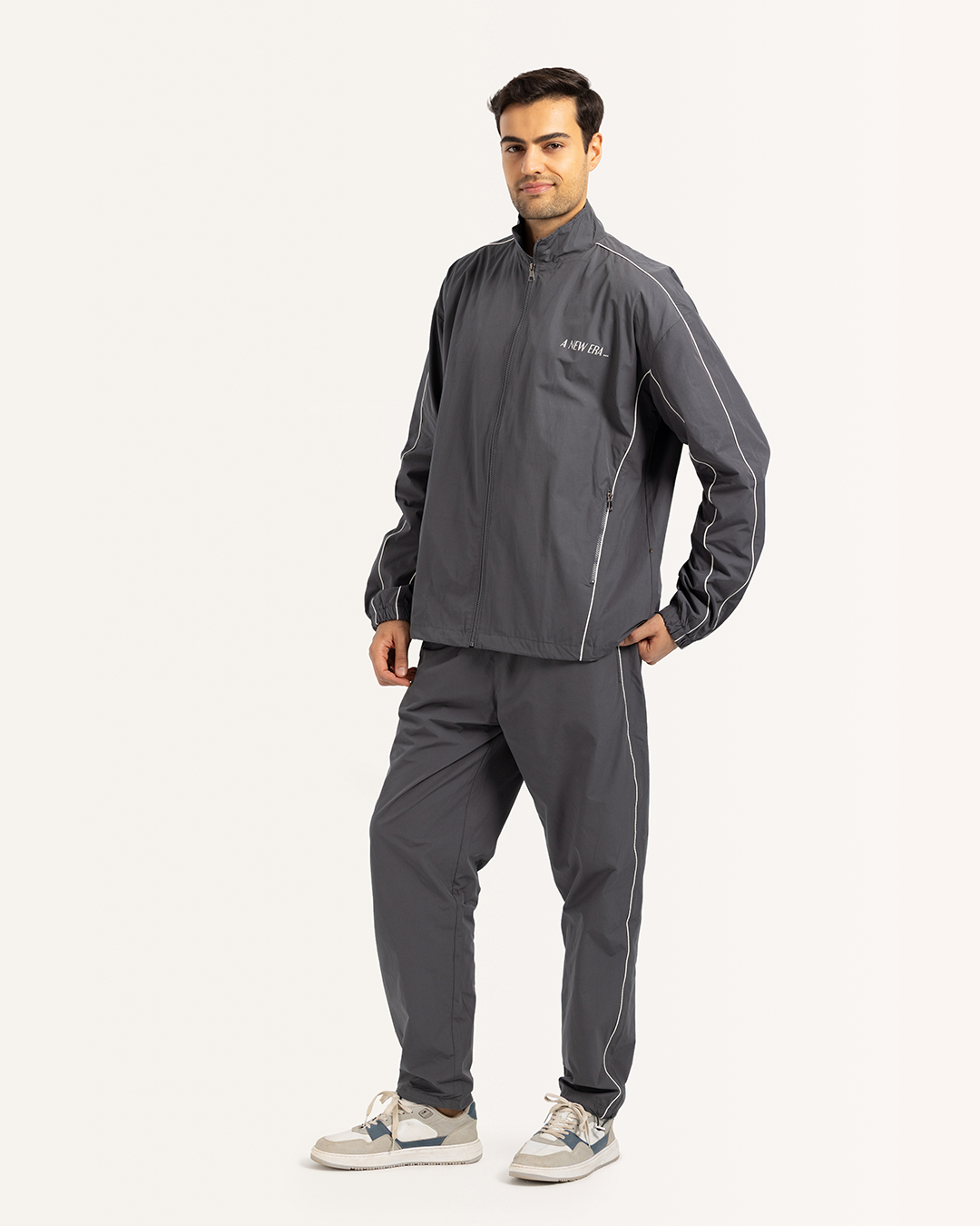 طقم رياضى مع بنطلون قصه مستقيمه