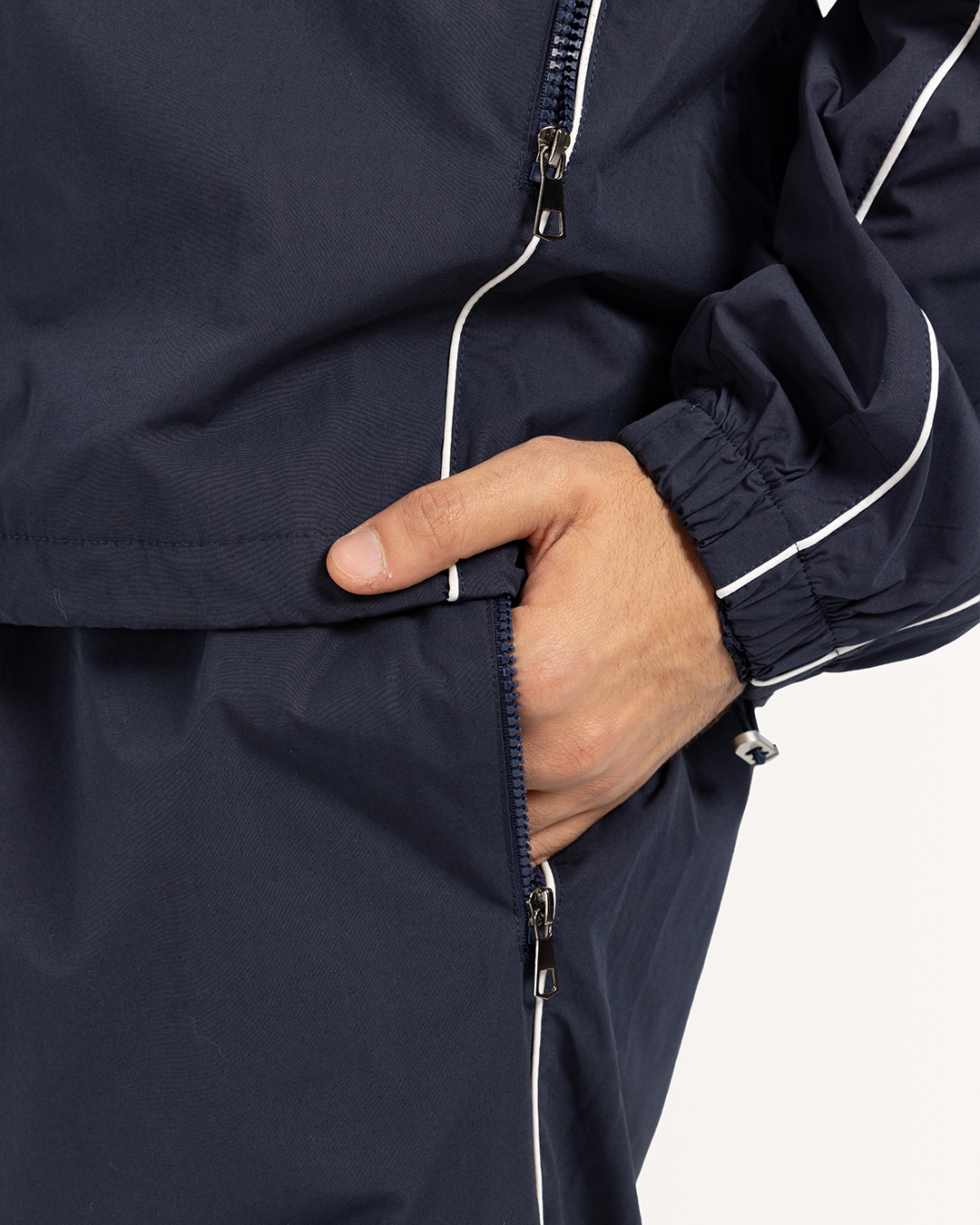 طقم رياضى مع بنطلون قصه مستقيمه