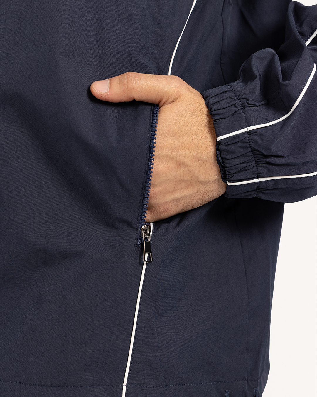 طقم رياضى مع بنطلون قصه مستقيمه