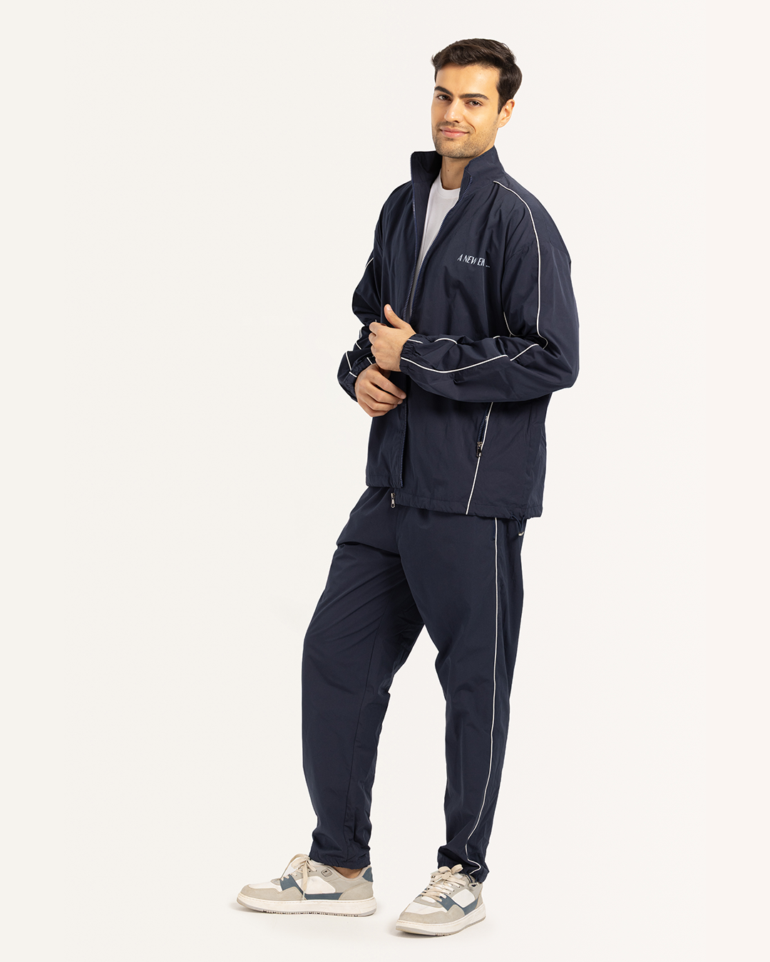 طقم رياضى مع بنطلون قصه مستقيمه