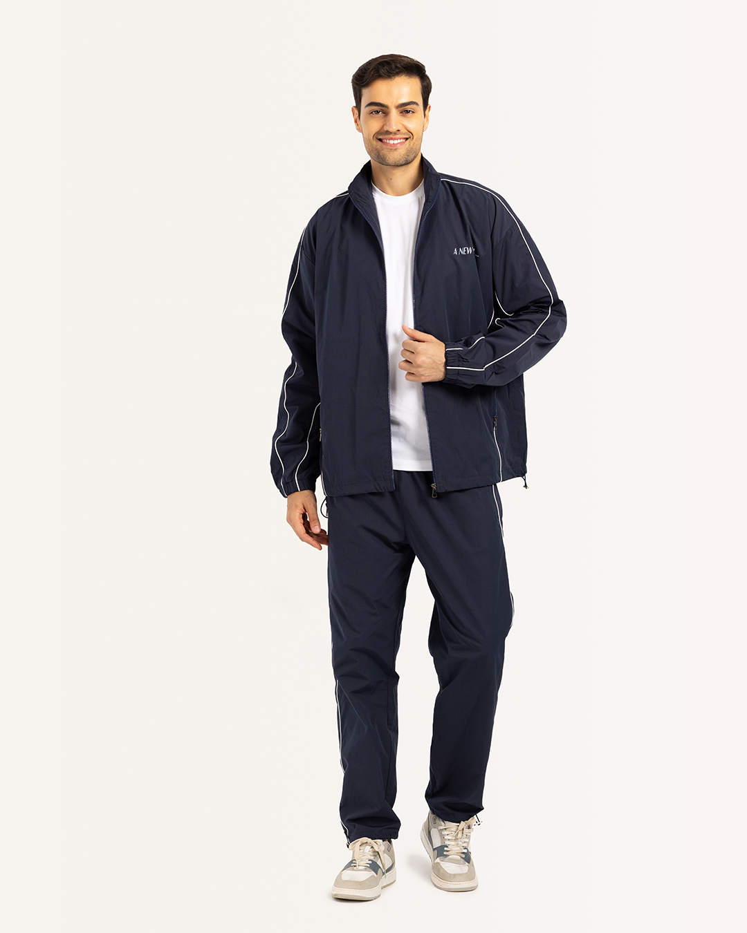 طقم رياضى مع بنطلون قصه مستقيمه