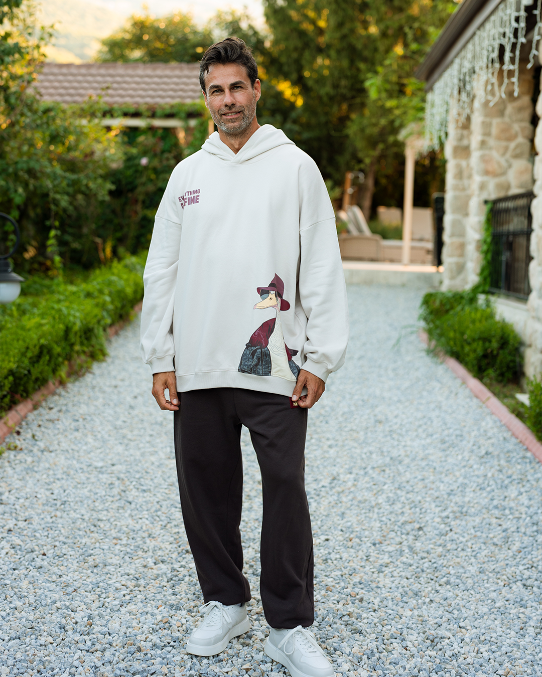 طقم  سويت شيرت بكابيشون و طباعه على الصدر