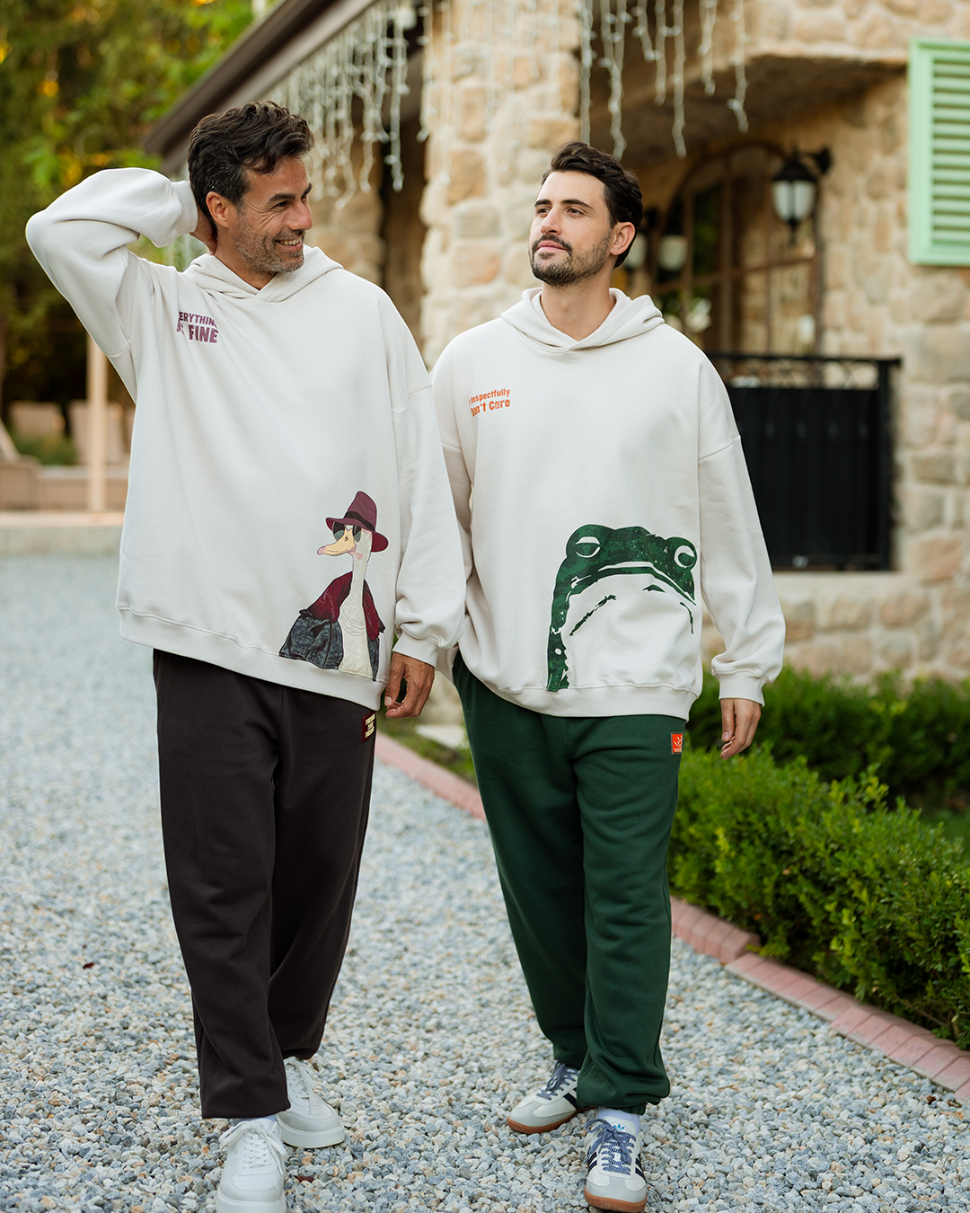 طقم  سويت شيرت بكابيشون و طباعه على الصدر