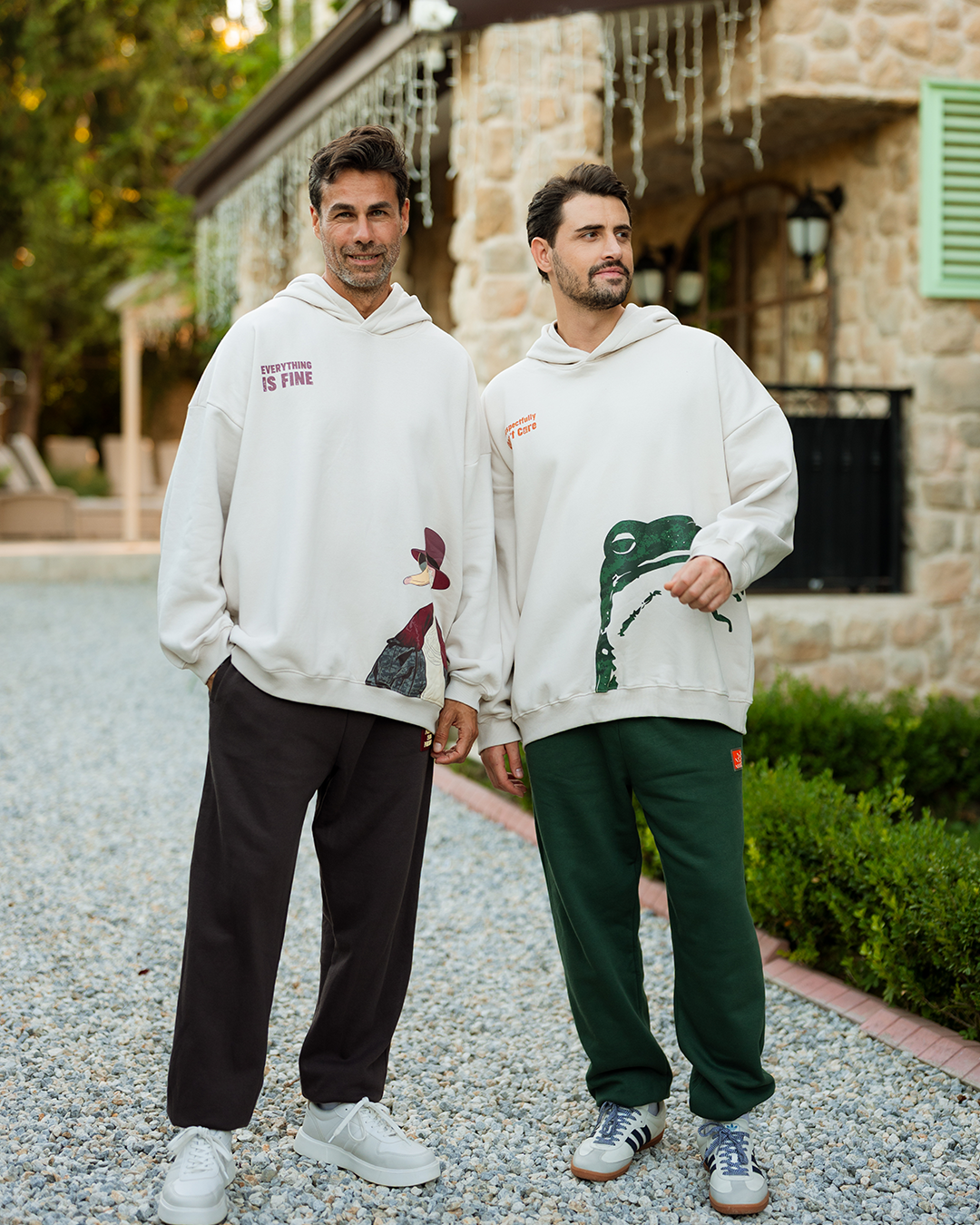 طقم  سويت شيرت بكابيشون و طباعه على الصدر