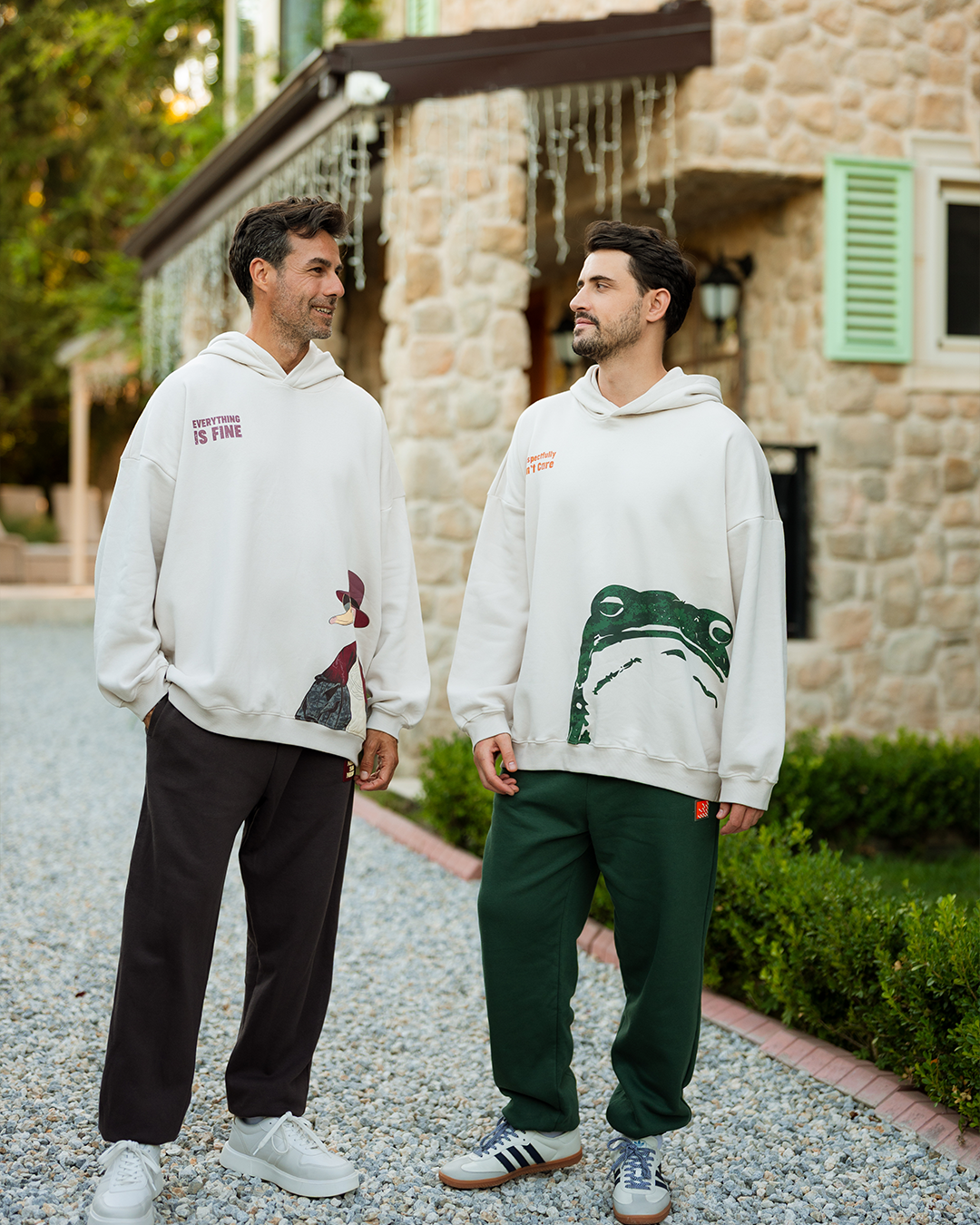 طقم  سويت شيرت بكابيشون و طباعه على الصدر