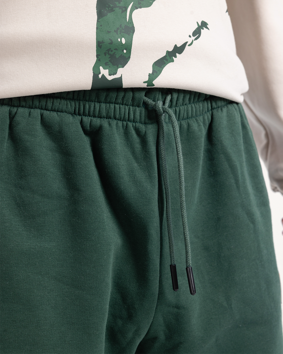 طقم  سويت شيرت بكابيشون و طباعه على الصدر