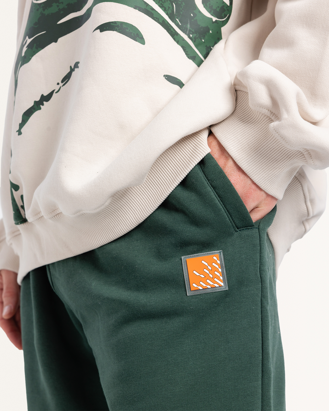 طقم  سويت شيرت بكابيشون و طباعه على الصدر