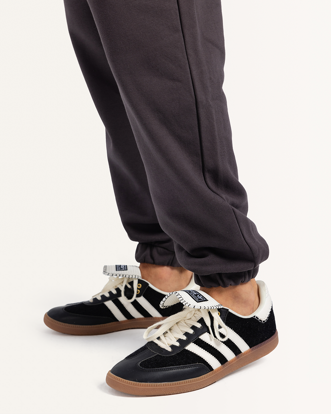 طقم  سويت شيرت بكابيشون و طباعه على الصدر