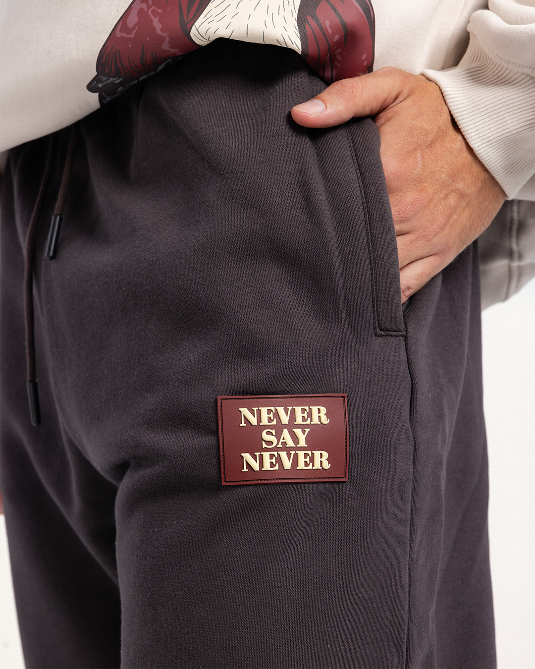 طقم  سويت شيرت بكابيشون و طباعه على الصدر