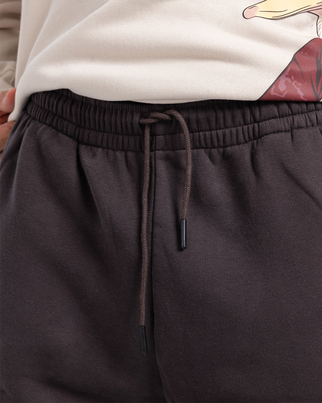 طقم  سويت شيرت بكابيشون و طباعه على الصدر