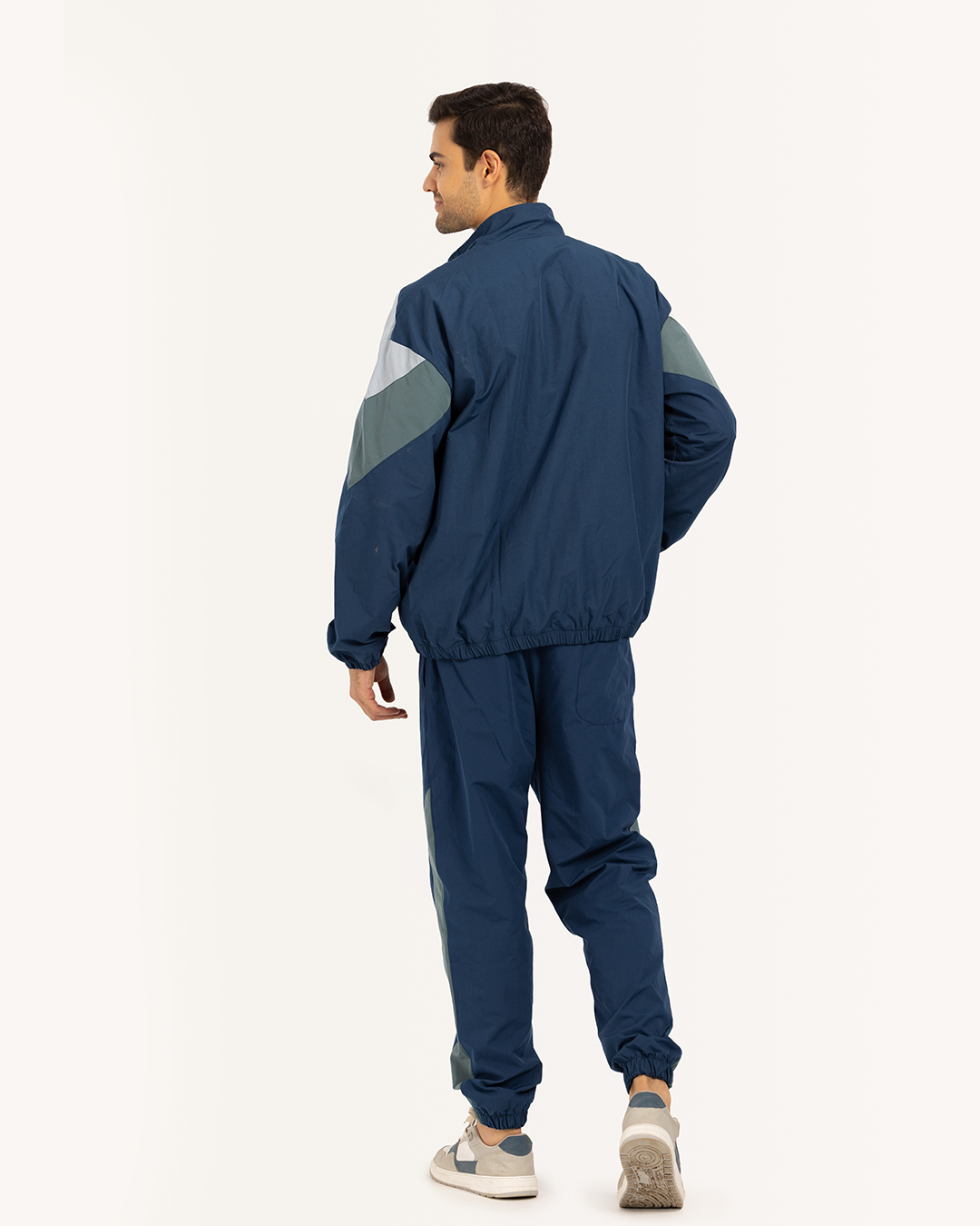 طقم رياضى مع جاكيت قصات