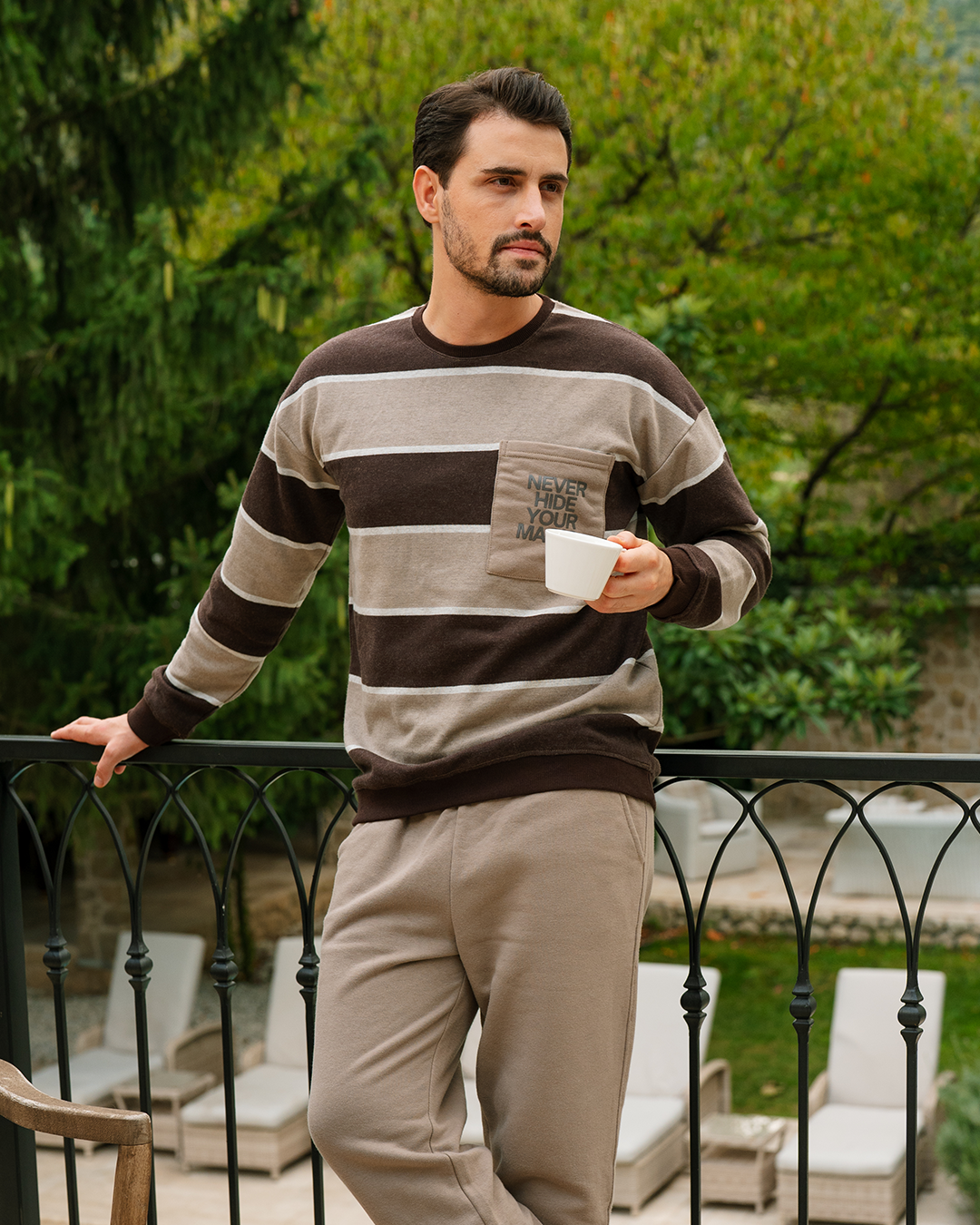 بيجاما توب مقلم و بنطلون بقصه مستقيمه