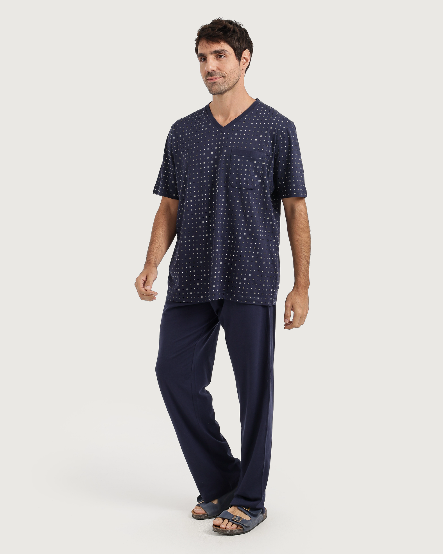 رجل بإطلالة كلاسيكية راقية ببجامة المربعات الكلاسيكية