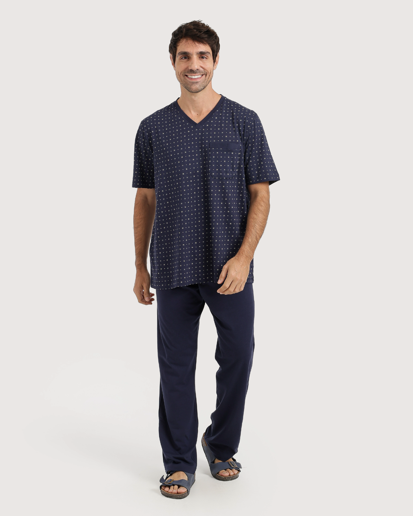 رجل بإطلالة كلاسيكية راقية ببجامة المربعات الكلاسيكية