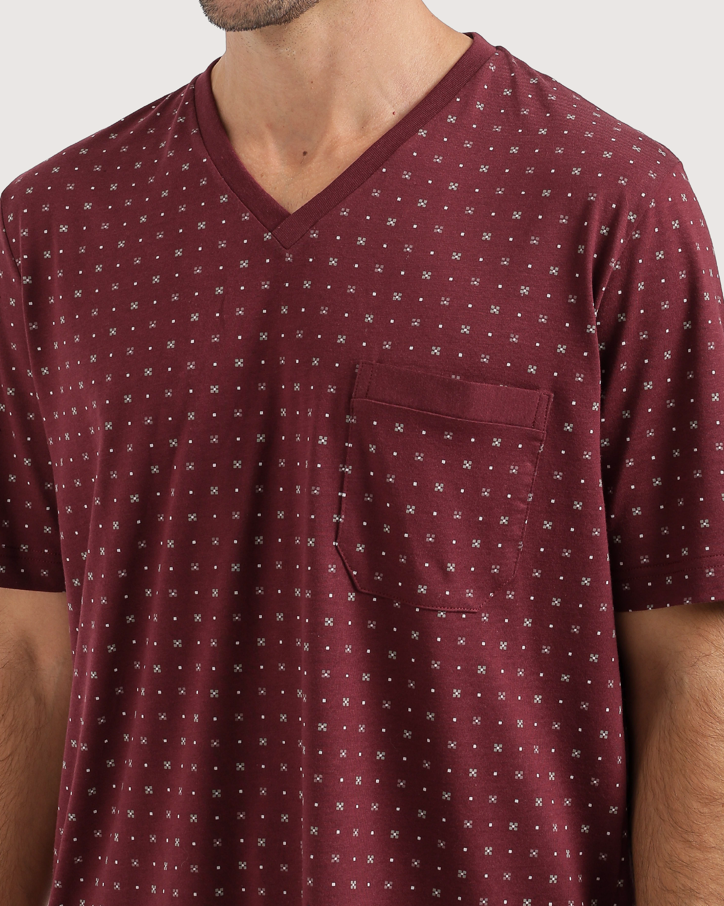 رجل بإطلالة كلاسيكية راقية ببجامة المربعات الكلاسيكية