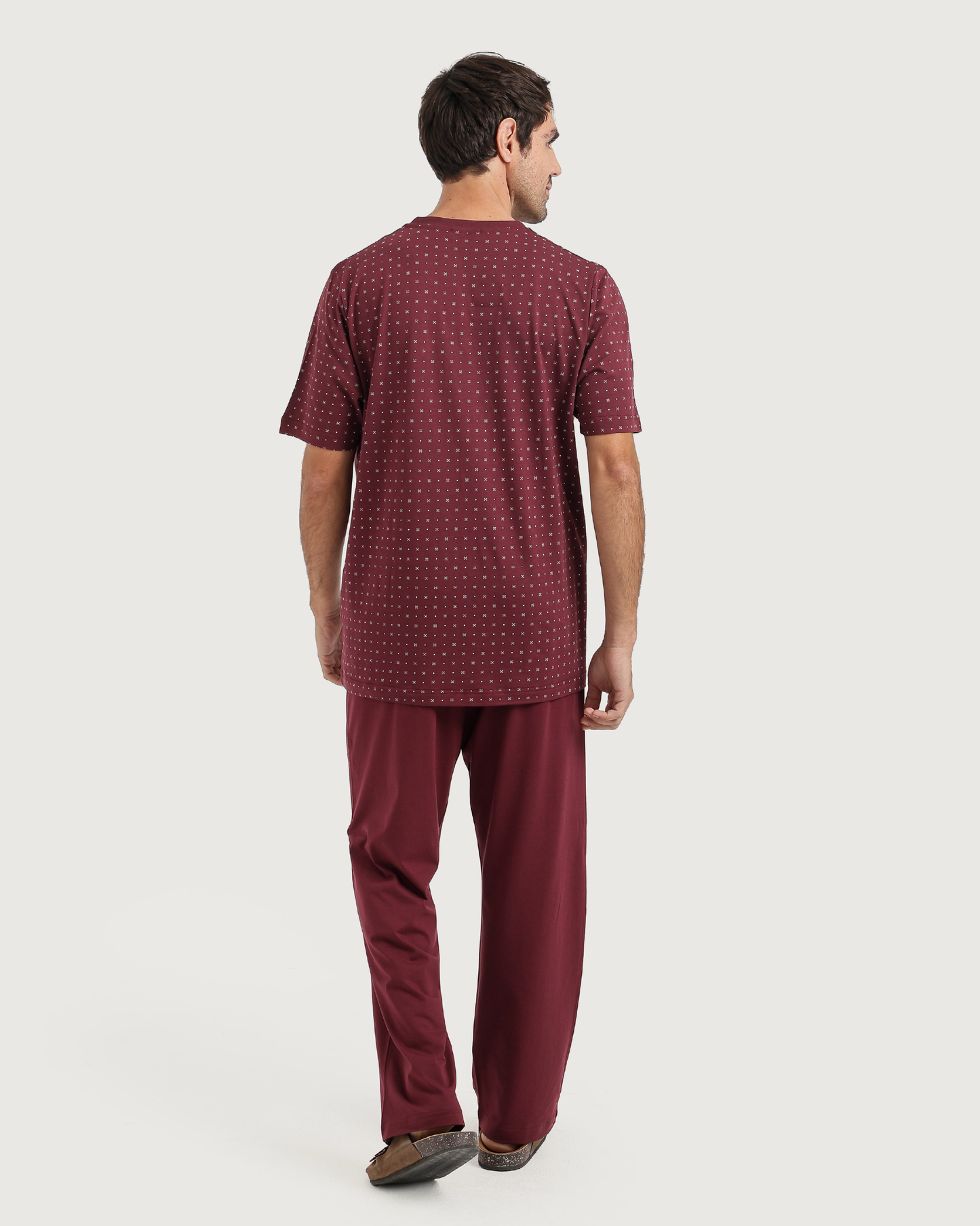 رجل بإطلالة كلاسيكية راقية ببجامة المربعات الكلاسيكية