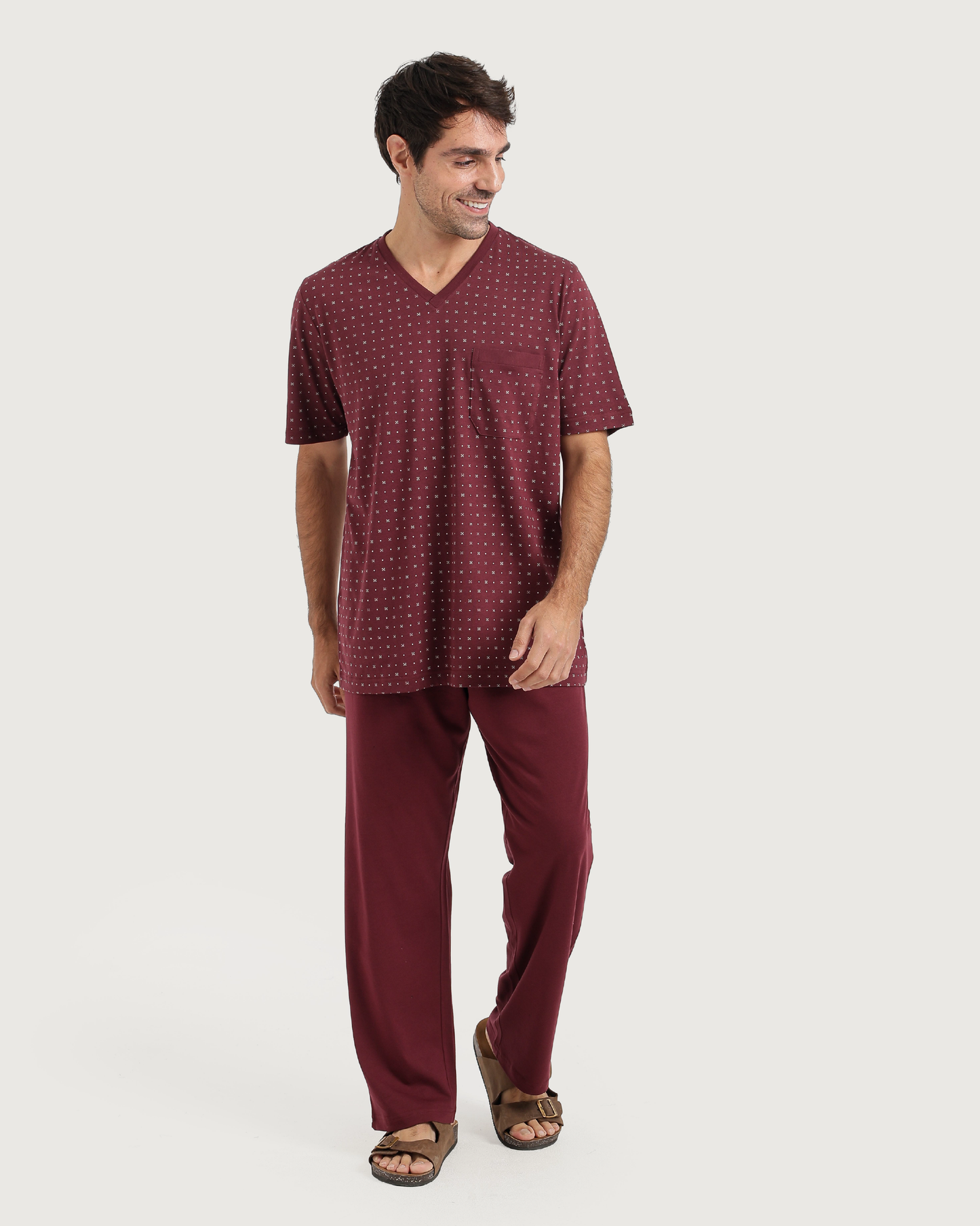 رجل بإطلالة كلاسيكية راقية ببجامة المربعات الكلاسيكية