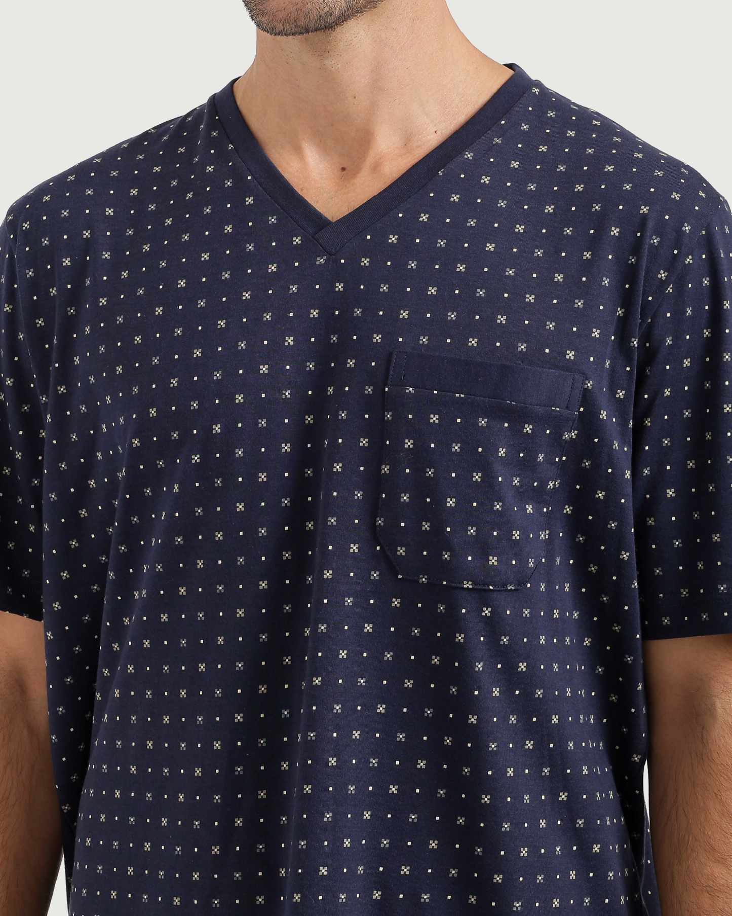 رجل بإطلالة كلاسيكية راقية ببجامة المربعات الكلاسيكية