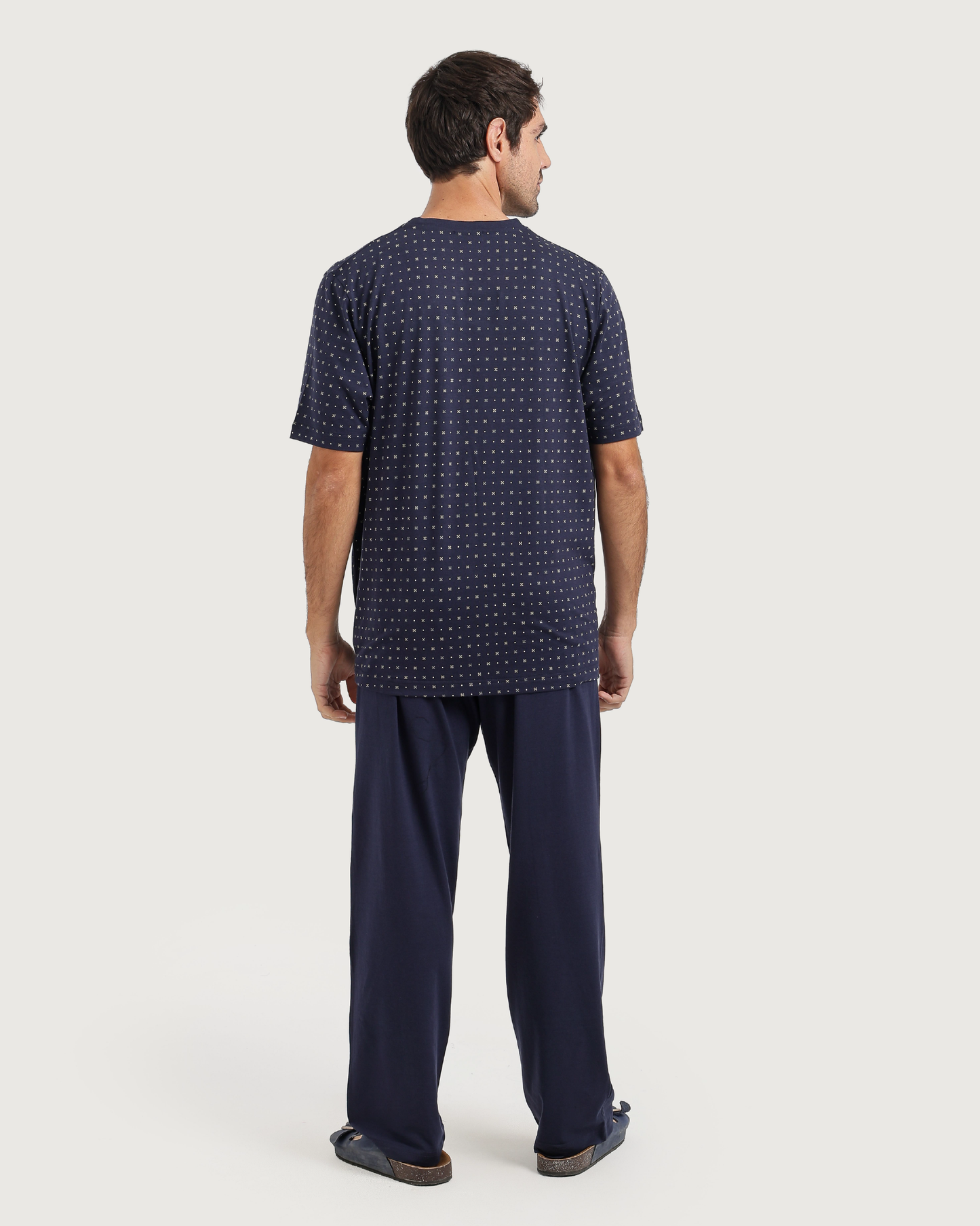 رجل بإطلالة كلاسيكية راقية ببجامة المربعات الكلاسيكية