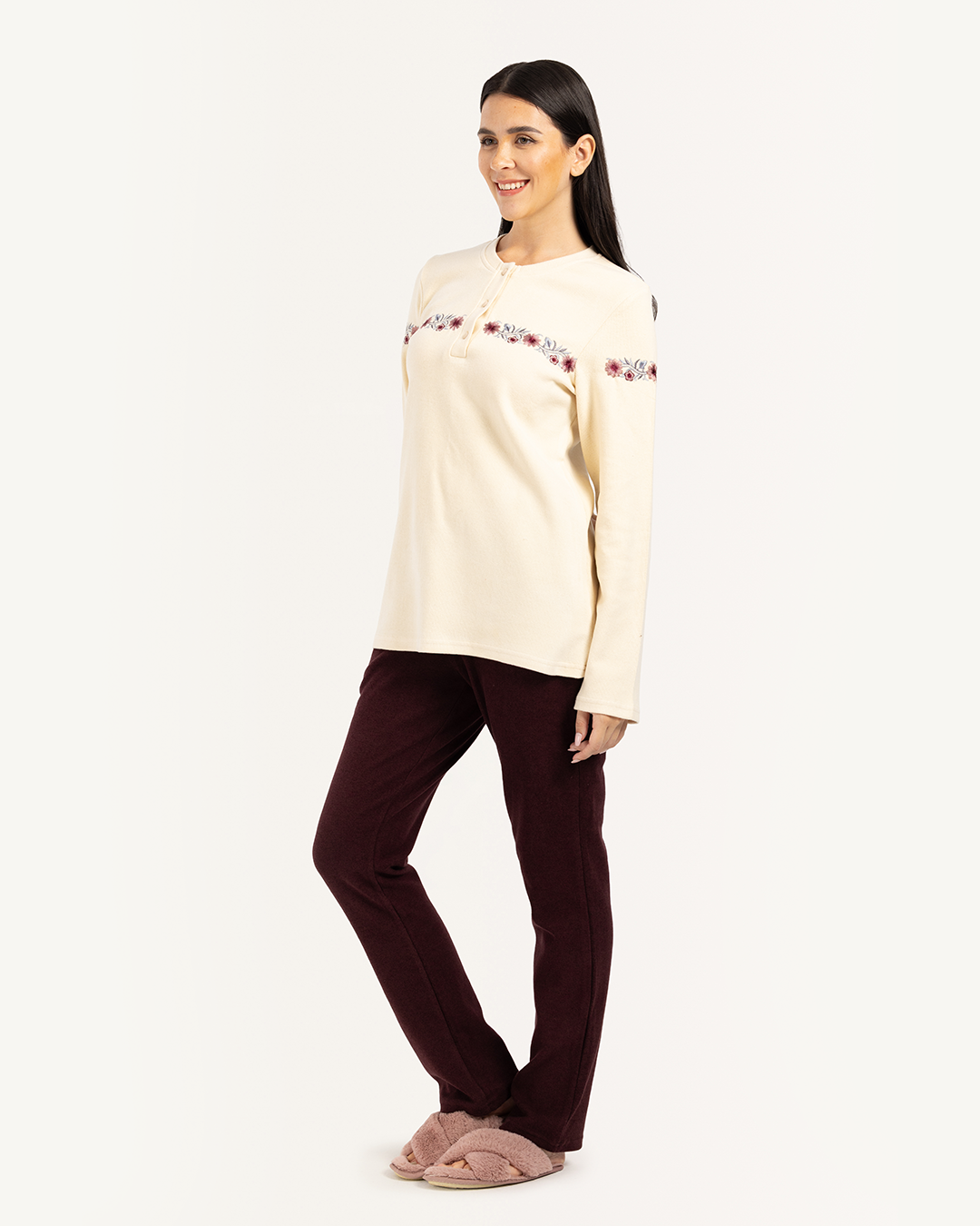 ‫بيجامه كاشمير رقبه مدوره بمرد مطرز بالعرض لونين‬‏