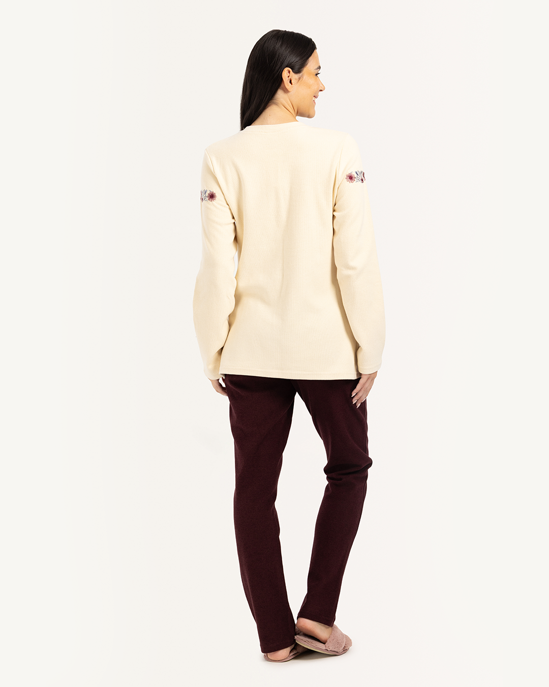 ‫بيجامه كاشمير رقبه مدوره بمرد مطرز بالعرض لونين‬‏