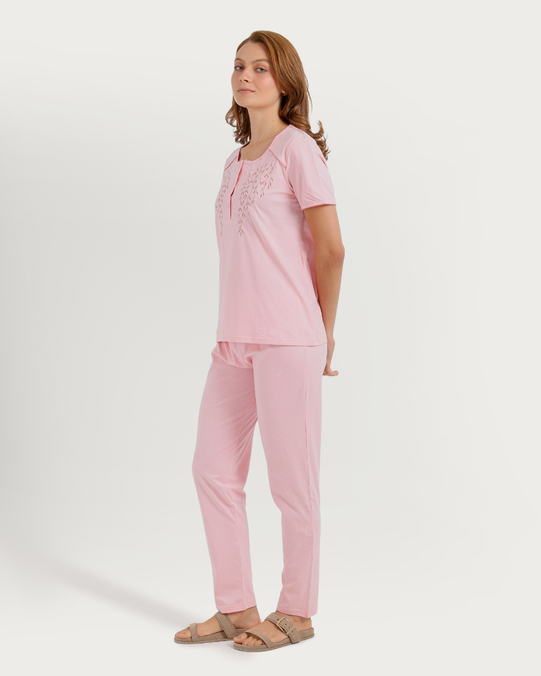 Women's pajamas with short legs and wide pants