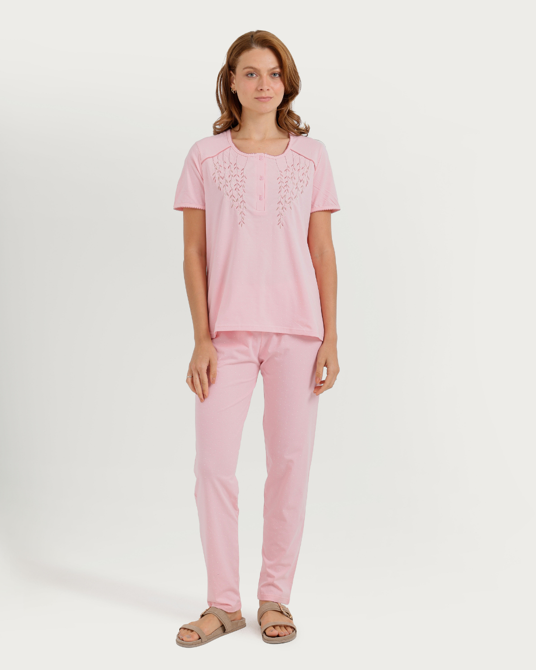 Women's pajamas with short legs and wide pants