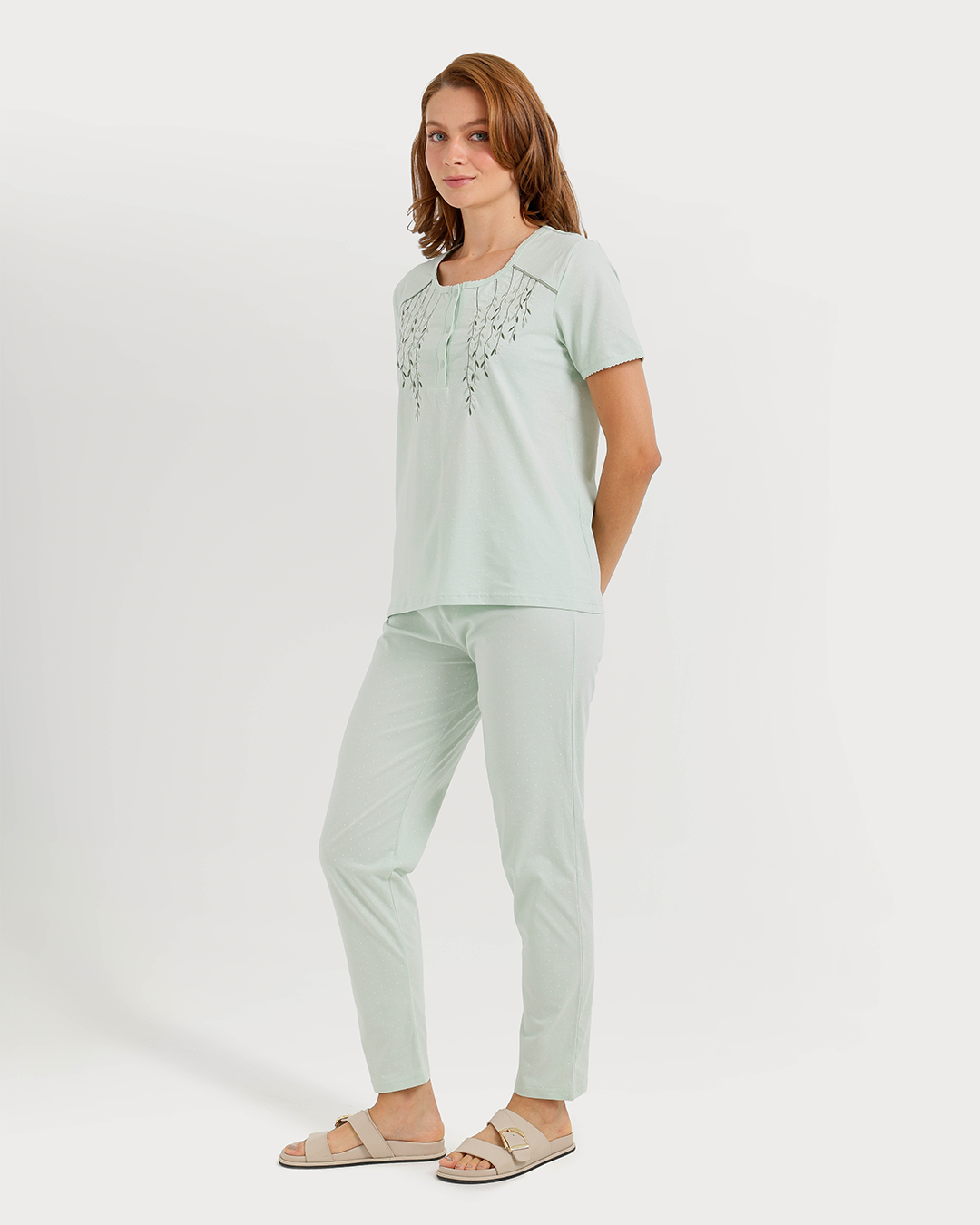 Women's pajamas with short legs and wide pants