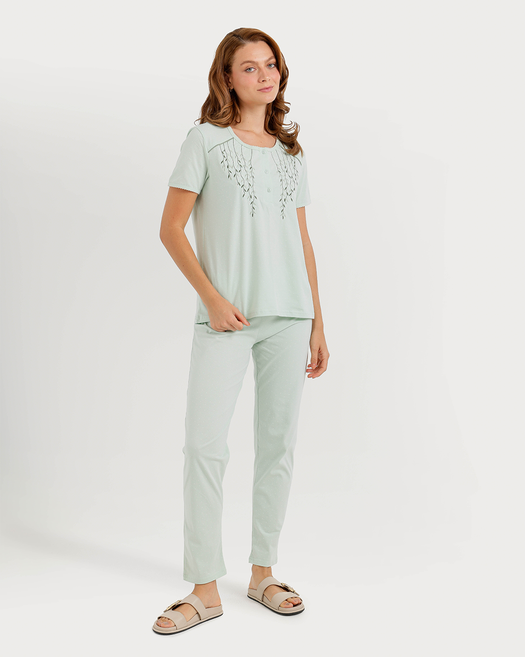 Women's pajamas with short legs and wide pants