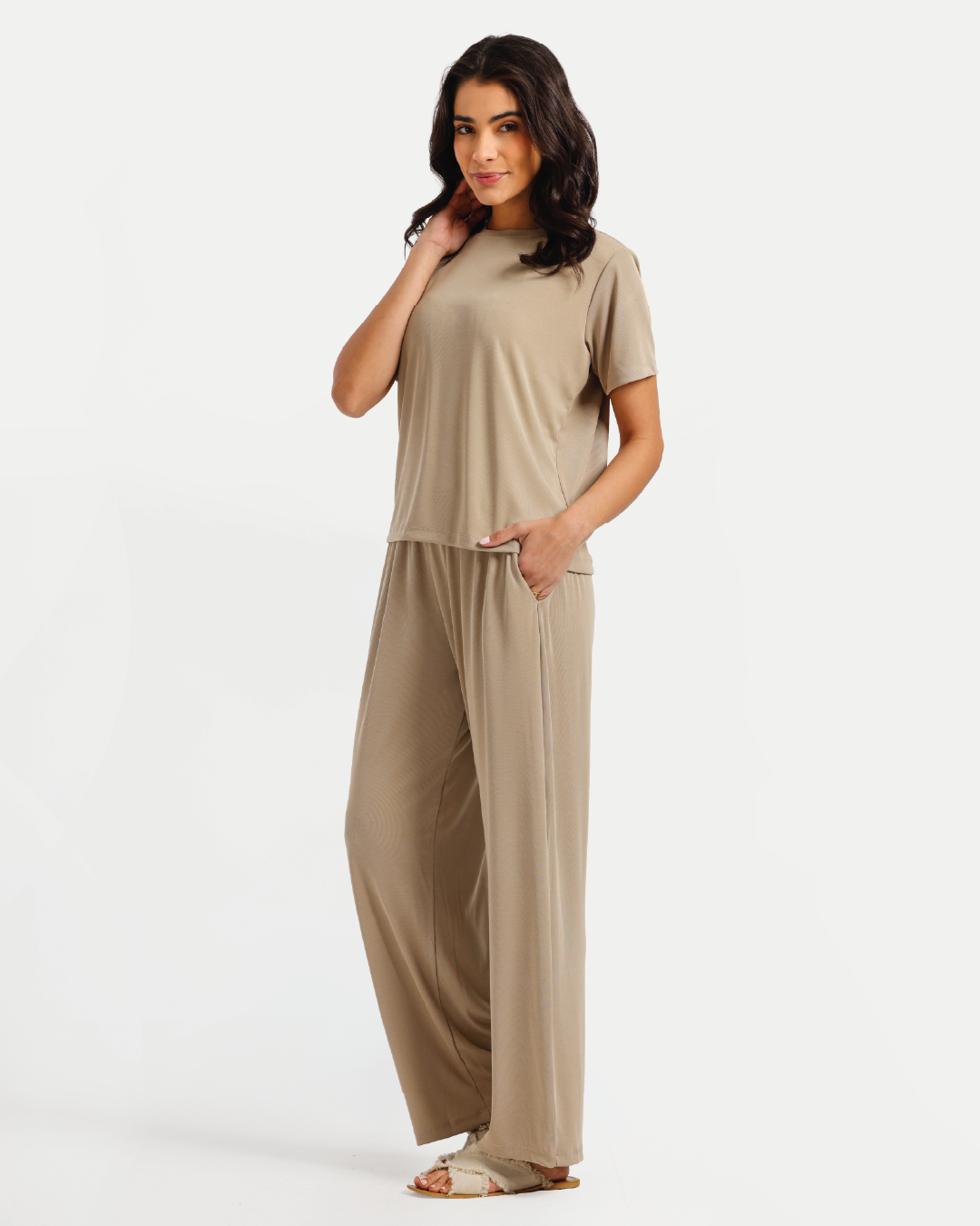 بيجامة حريمي مضلعة ناعمة بألوان ترابية