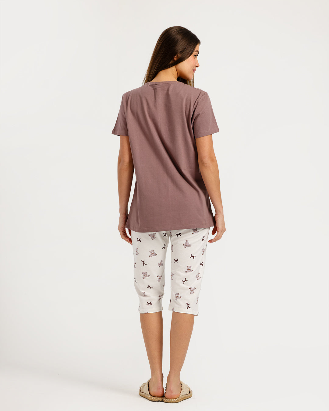 بيجامة حريمي نص كم مع بنطلون كابري