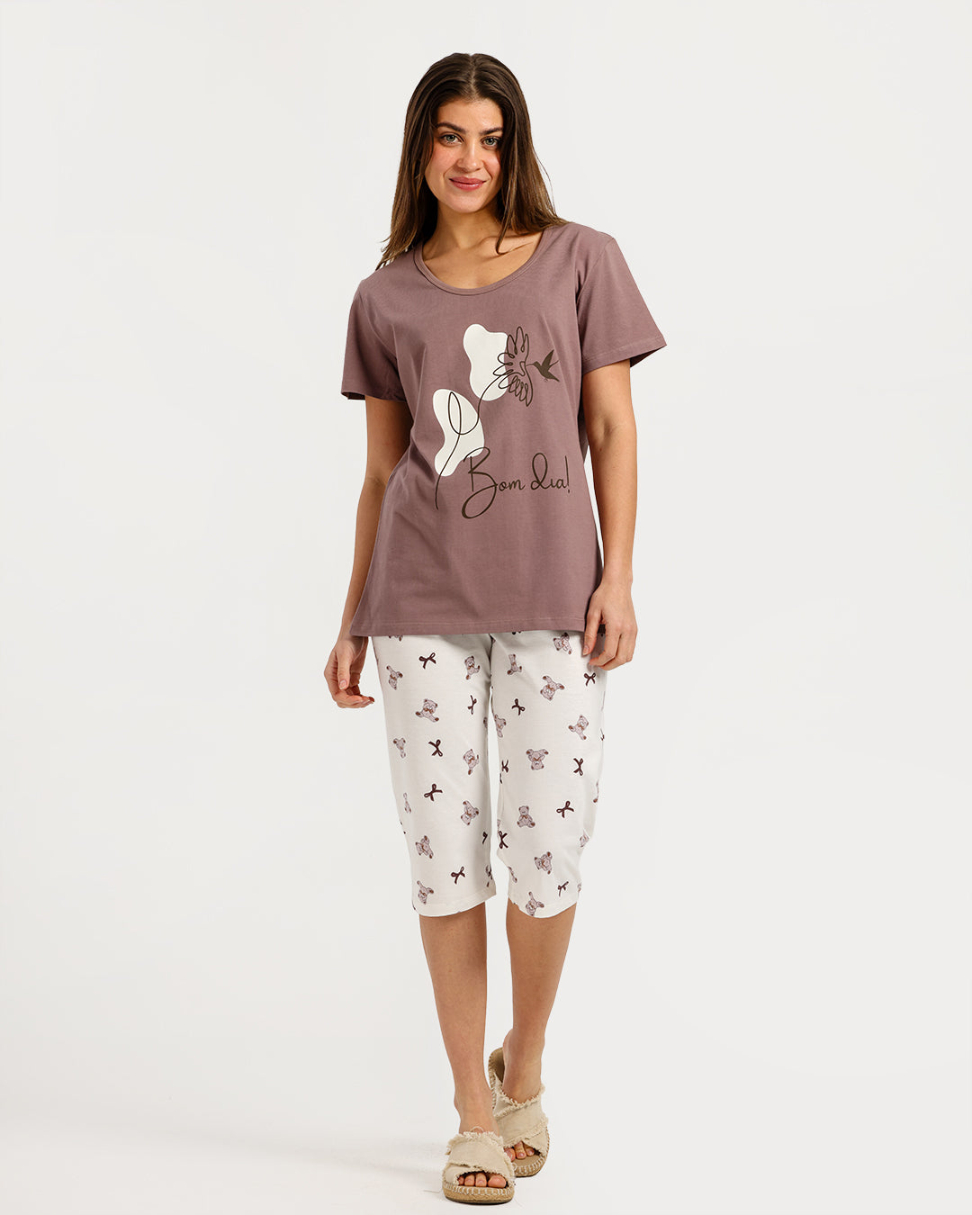 بيجامة حريمي نص كم مع بنطلون كابري