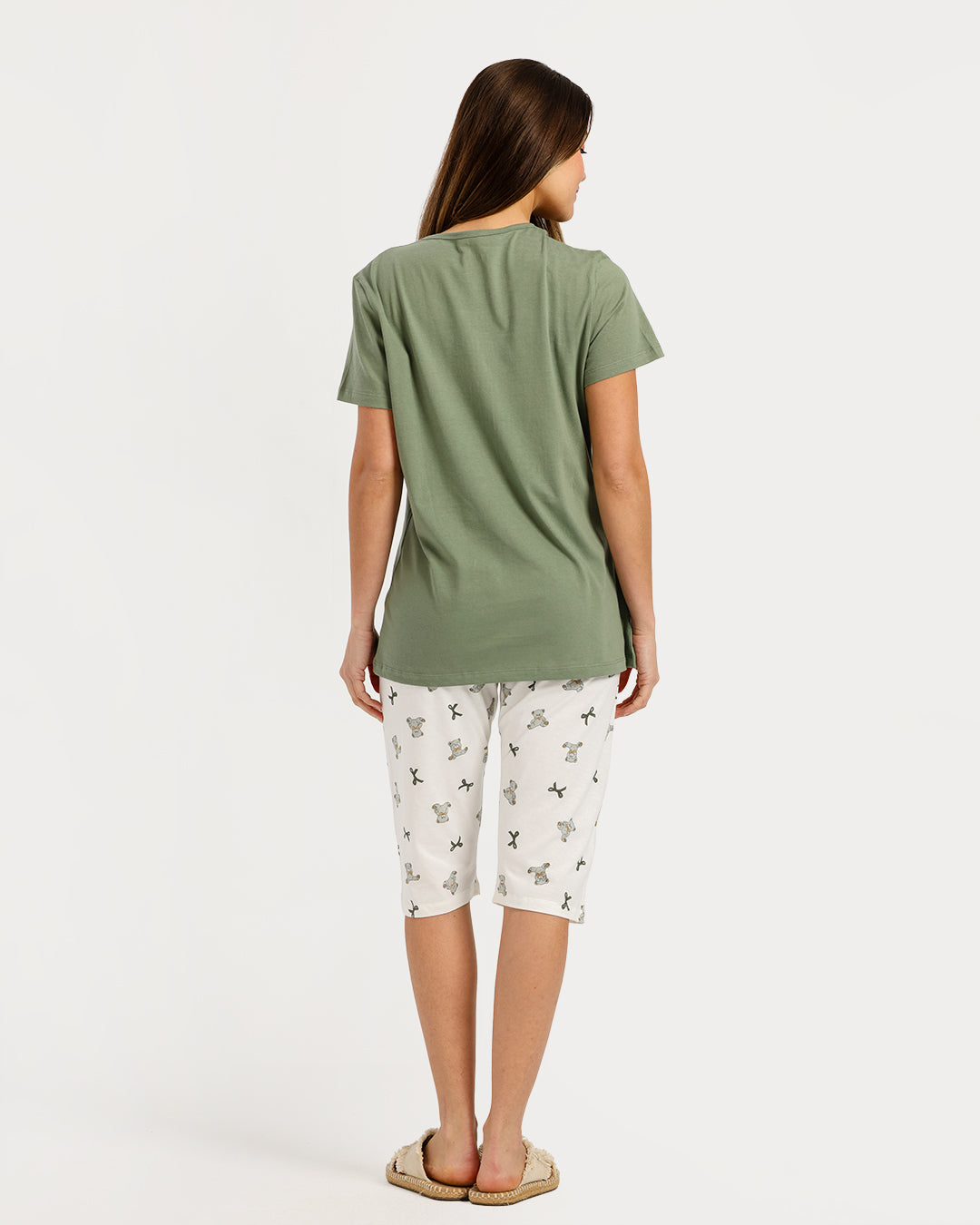 بيجامة حريمي نص كم مع بنطلون كابري