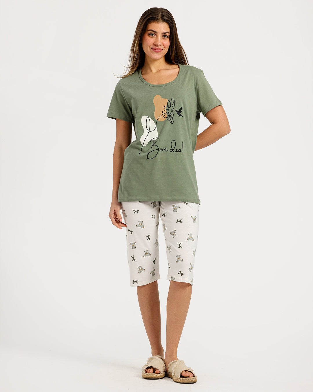 بيجامة حريمي نص كم مع بنطلون كابري