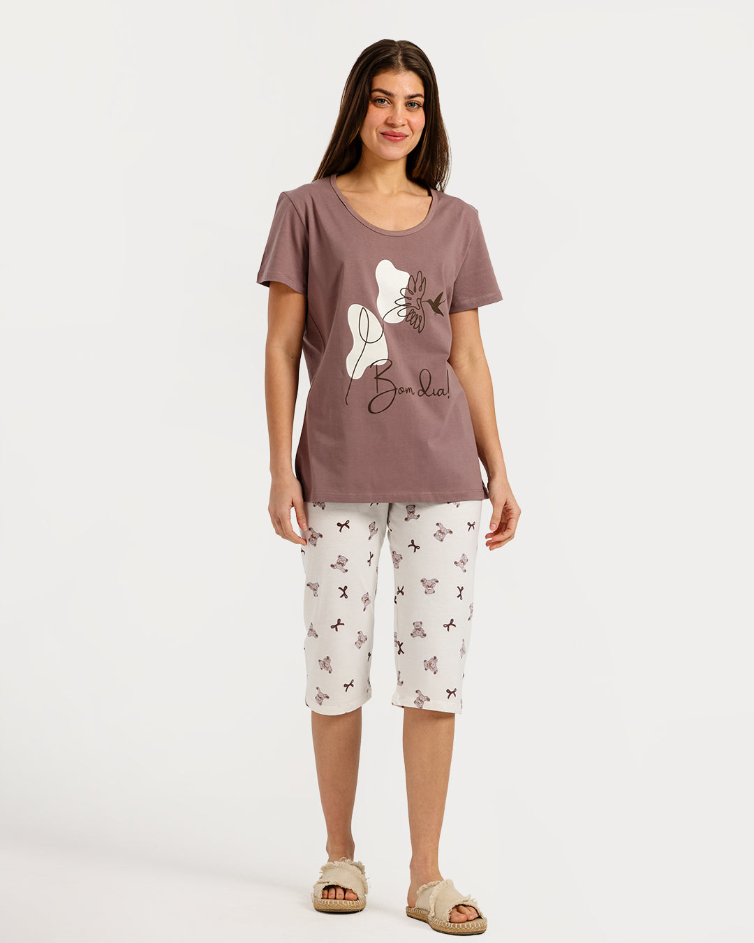 بيجامة حريمي نص كم مع بنطلون كابري