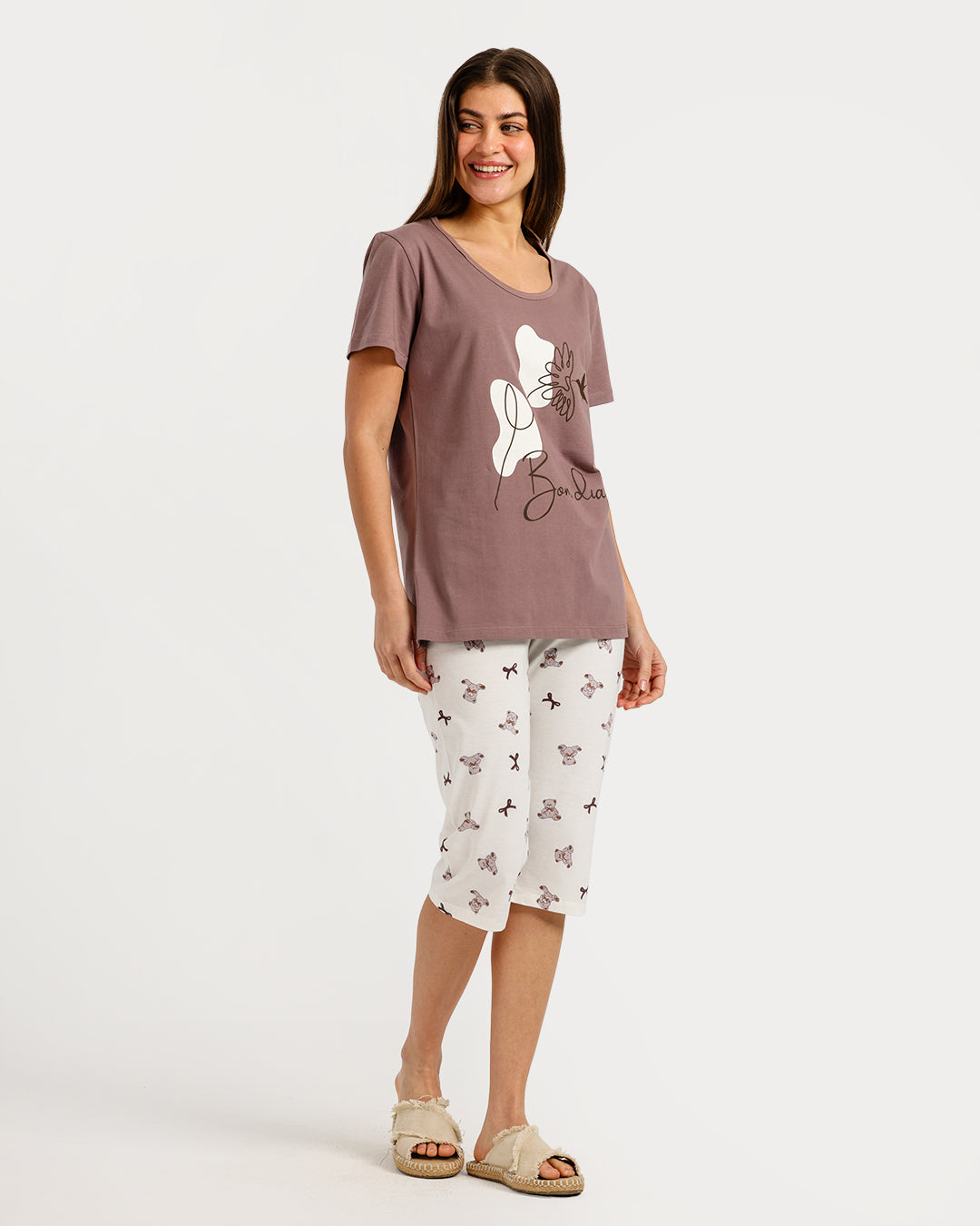 بيجامة حريمي نص كم مع بنطلون كابري