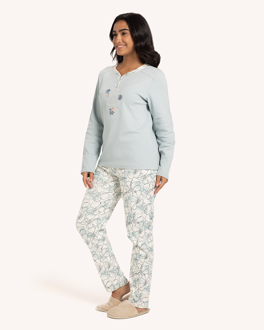 بيجاما حريمى كم بنطلون ورد كبير