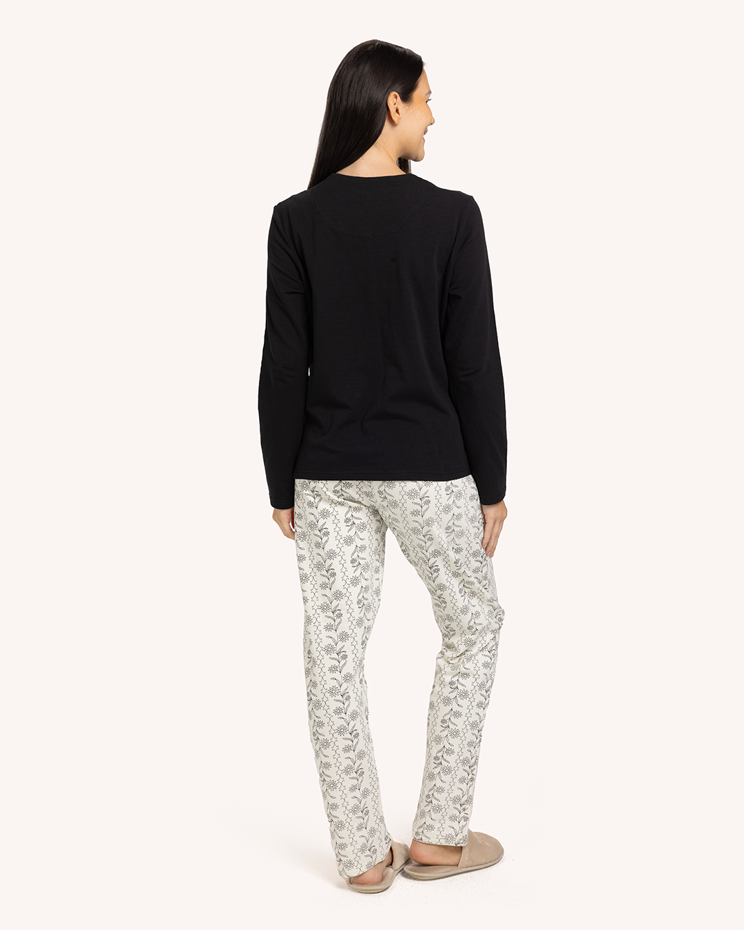 بيجاما بزراير فرع ورد كبير