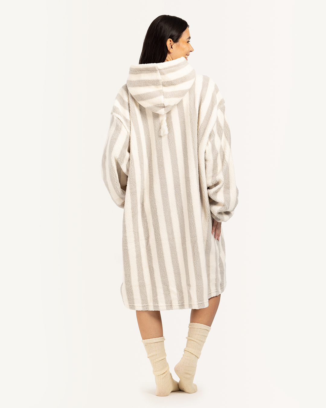 بطانية بأكمام و كابيشون الدب اللطيف