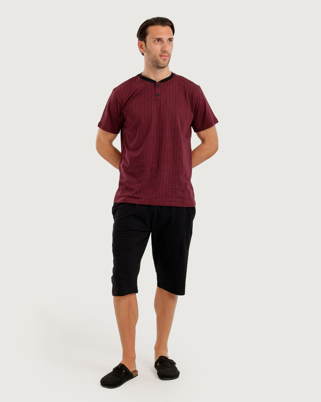 Men's half-sleeved pajamas with capri pants
